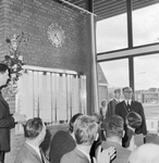 859218 Afbeelding van burgemeester C. Kooiman van Weesp tijdens de onthulling van een sierklok bij de opening van het ...